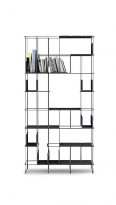 Schwarzes Network Bücherregal von Casamania Horm mit Büchern, modernes Design Bücherregal für Wohnzimmer und Büro.